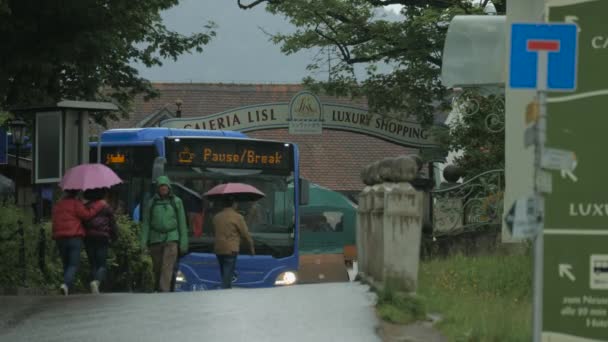 Ludzie Przechodzący Przez Niebieski Autobus — Wideo stockowe