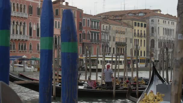 Gondolier Debout Dans Une Gondole — Video