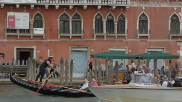 Gondels Boten Drijvend Een Kanaal — Stockvideo