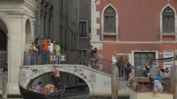 Inclinación Edificios Canales Venecia — Vídeo de stock