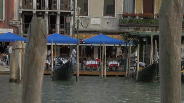 Gondolas Amarradas Frente Restaurante — Vídeos de Stock