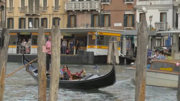 Boten Een Gondel Drijvend Grand Canal — Stockvideo