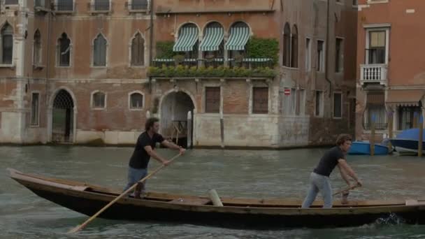 Deux Hommes Pagayant Une Gondole — Video