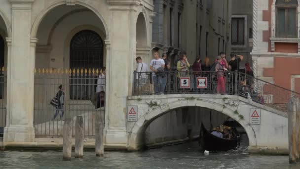 橋の上に立つ観光客 — ストック動画