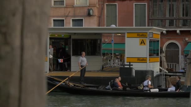 Gondel Mit Touristen Schwimmt Einer Wasserbushaltestelle Vorbei — Stockvideo