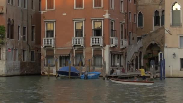 Hombre Remando Barco Venecia Italia — Vídeos de Stock