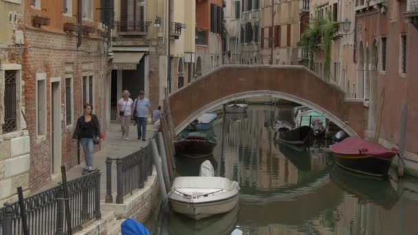 船和旧建筑的运河的倾斜 — 图库视频影像