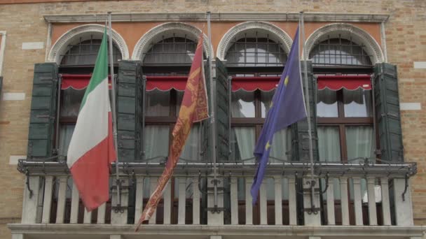 Tres Banderas Ondeando Balcón Venecia — Vídeo de stock