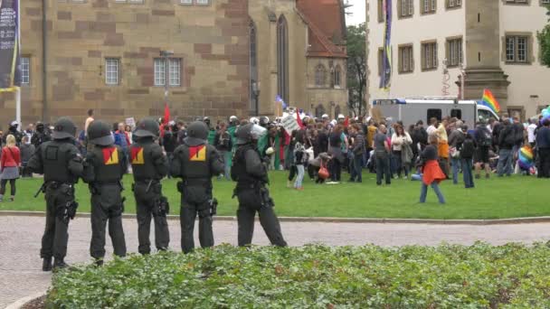 Polizisten Und Demonstranten Bei Einer Kundgebung — Stockvideo