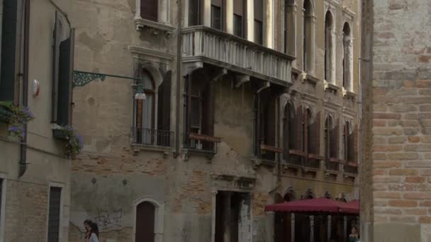 Balkonlu Eski Bir Binanın Üzerine Eğil — Stok video