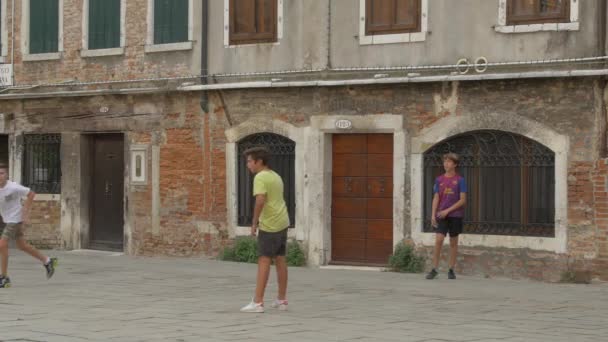 Vista Meninos Jogando Futebol — Vídeo de Stock