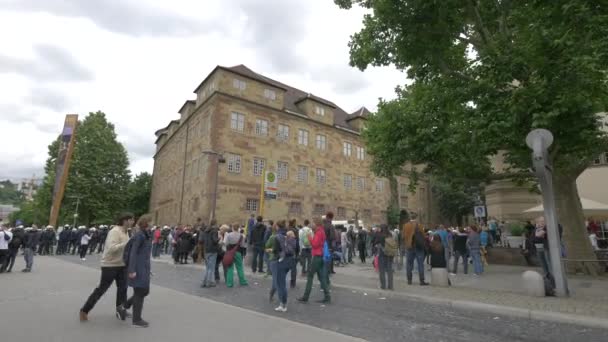 游客们聚集在一起观看抗议活动 — 图库视频影像