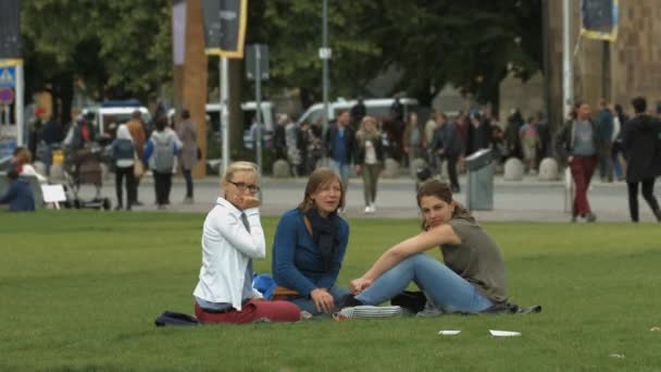 三个年轻女子躺在草地上 — 图库视频影像