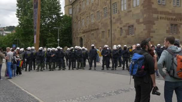 Polizeikräfte Schützen Während Einer Protestaktion — Stockvideo