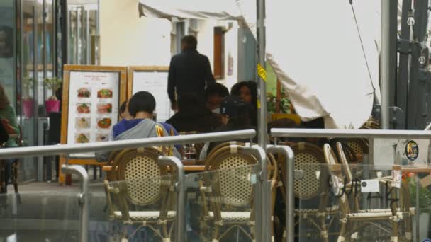 Туристи Сидять Їдять Ресторані — стокове відео
