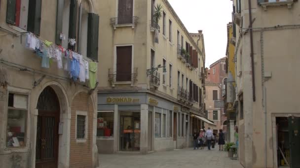 Incline Edifícios Apartamentos Antigos — Vídeo de Stock