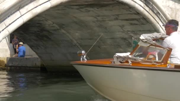 Bateau Passant Sous Pont — Video