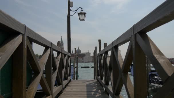 Uitzicht Houten Pier Met Bewegend Water — Stockvideo