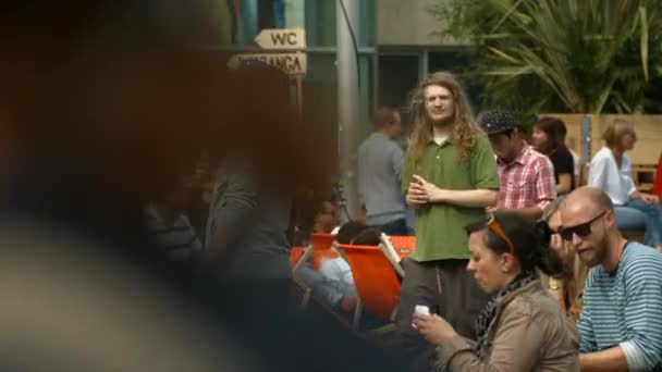 Tourists Relaxing Sunbeds Square — Stock Video