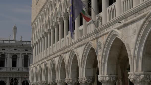 Banderas Ondeando Palazzo Ducale — Vídeos de Stock