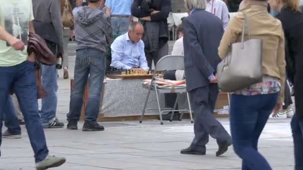 Мужчины Играют Шахматы Площади — стоковое видео