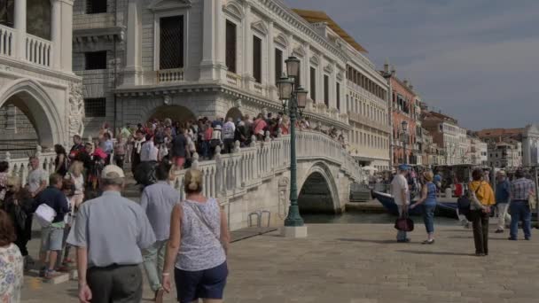 Spaziergang Auf Der Brücke Über Den Rio Palazzo — Stockvideo