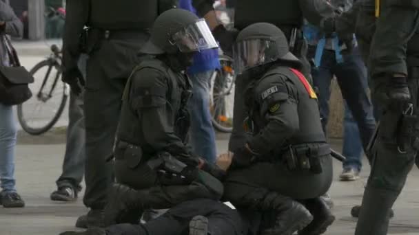 Hombre Detenido Por Las Fuerzas Policiales — Vídeo de stock