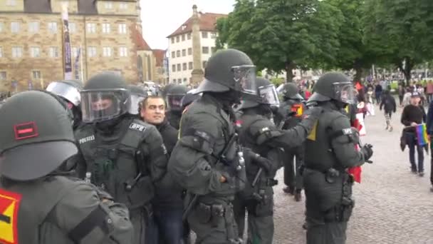 Mann Von Polizei Eskortiert — Stockvideo