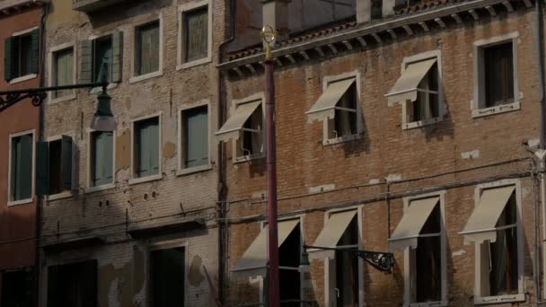 古いレンガ造りの建物の眺め — ストック動画