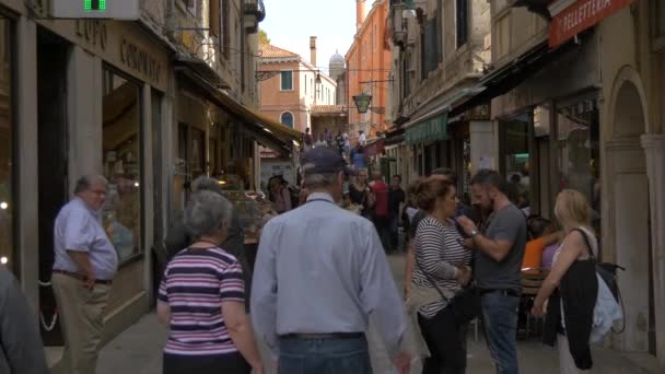 Nsanlar Restoranları Olan Bir Sokakta Yürüyorlar — Stok video