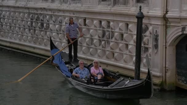 在威尼斯有游客的贡多拉 — 图库视频影像