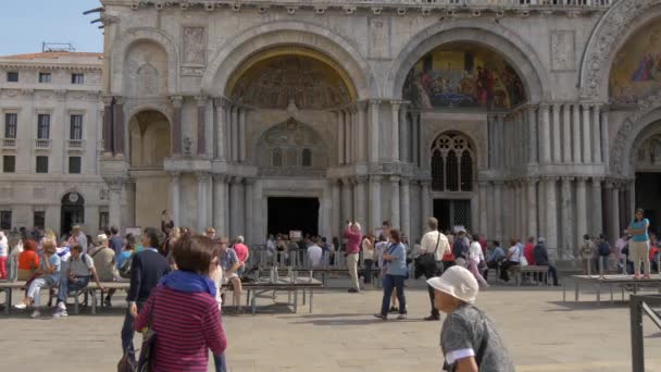 Människor Framför Basilikan — Stockvideo