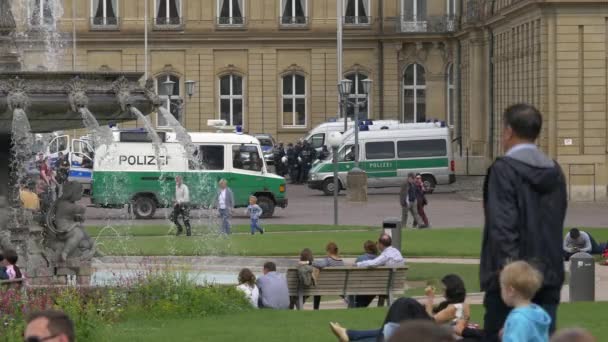 Polizeiwagen Auf Dem Schlossplatz — Stockvideo