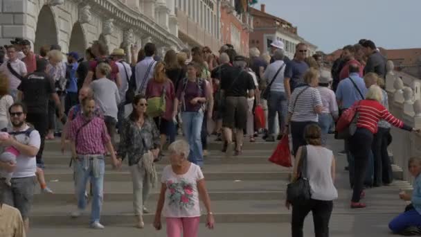 Άνθρωποι Περπατούν Στις Σκάλες — Αρχείο Βίντεο