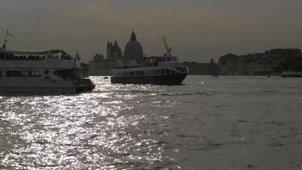 Barcos Turísticos Que Navegan Laguna Veneciana — Vídeos de Stock