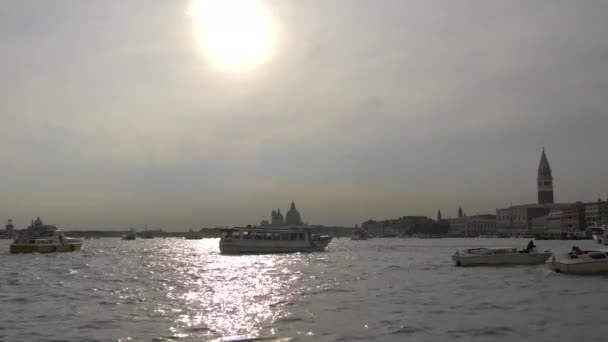 Sol Brilhando Acima Lagoa Veneziana — Vídeo de Stock