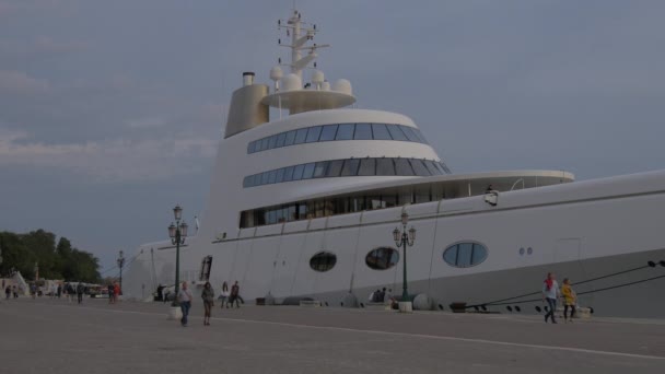 Caminando Por Yate Anclado — Vídeos de Stock