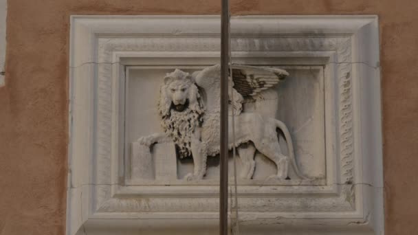 Bas Relief Lwa Skrzydłami — Wideo stockowe