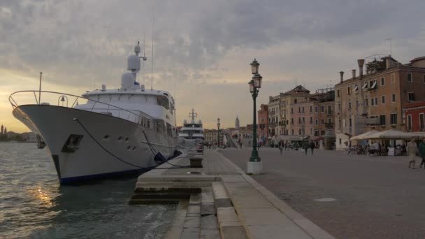 Yacht Ancorato Riva Degli Schiavoni — Video Stock