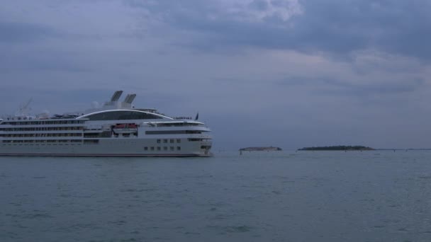 Blick Auf Das Kreuzfahrtschiff — Stockvideo