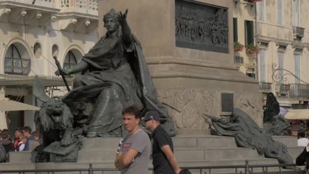 Victor Emmanuel Anıtındaki Heykeller — Stok video