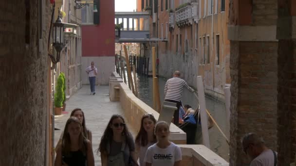 Caminando Por Estrecho Canal Venecia — Vídeos de Stock