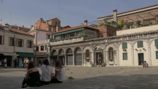 Piazza Con Vecchi Edifici — Video Stock