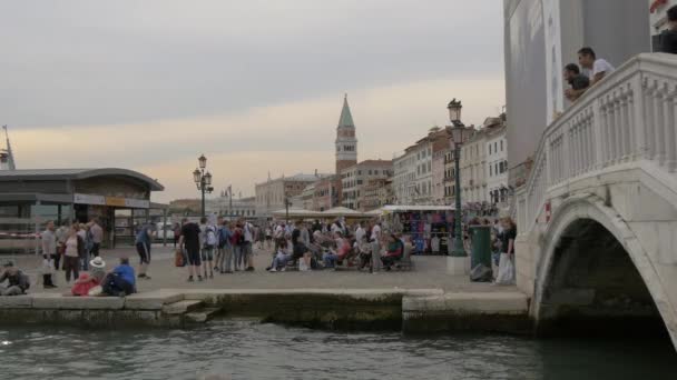 Gente Relajándose Paseo Marítimo — Vídeos de Stock