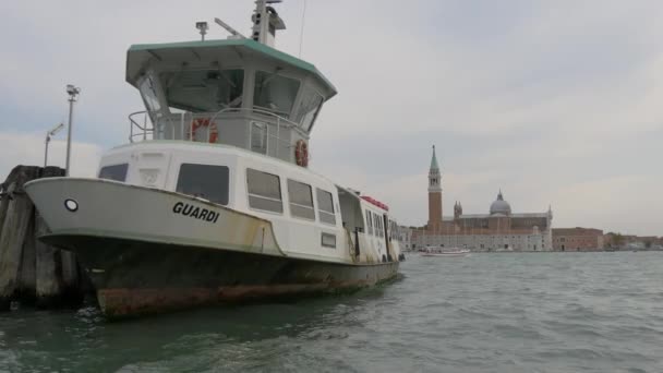 Barco Anclado Laguna Veneciana — Vídeos de Stock