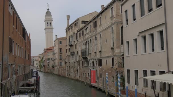 運河沿いの鐘楼と古い建物 — ストック動画
