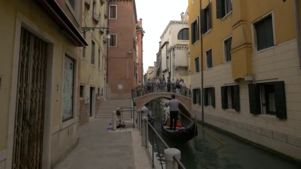 Paddeln Mit Der Gondel Unter Einer Brücke — Stockvideo