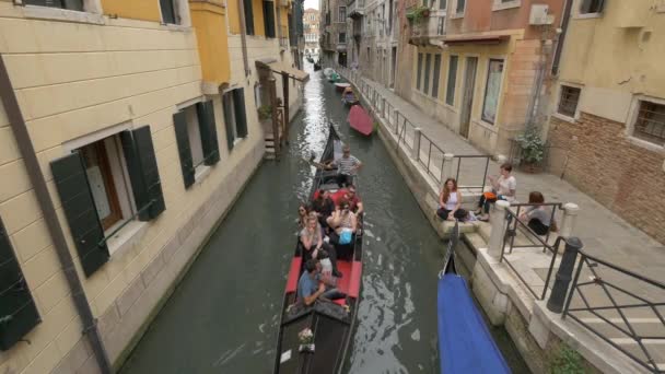 Gondole Avec Les Touristes Dans Canal Étroit — Video