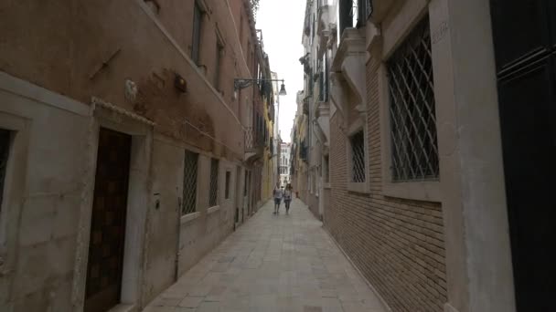 Rue Étroite Avec Vieux Bâtiments — Video