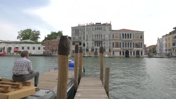 Palazzo Mula Morosini Von Einem Pier Aus Gesehen — Stockvideo